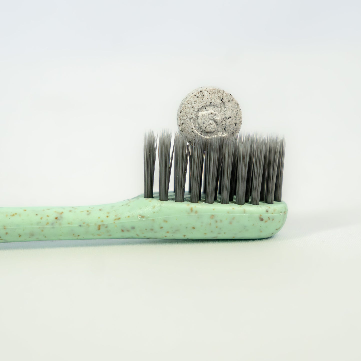 PACK: Estuche + Envase pasta de dientes en pastillas + Cepillo AHA